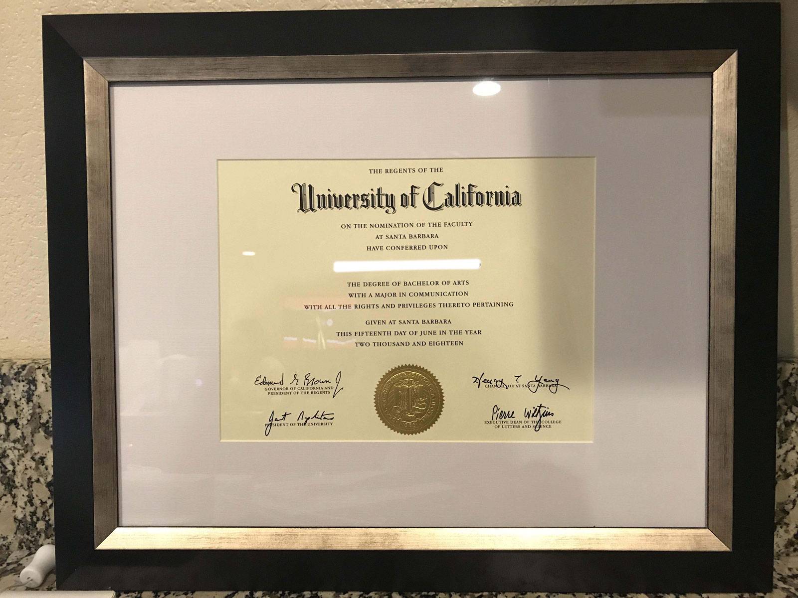 加州大学毕业证书照片